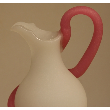 Pichet en opaline blanche et rose dépoli