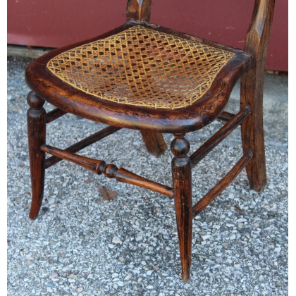 Chaise d\'enfant en chêne, assise cannée