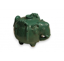 Eléphant en céramique vernisée verte