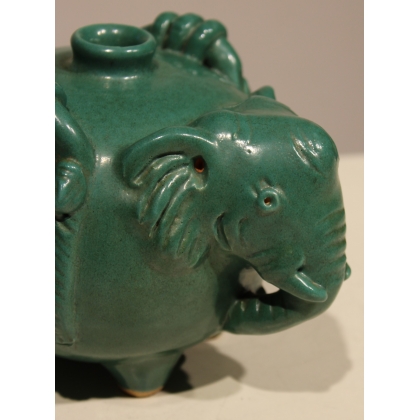 Eléphant en céramique vernisée verte