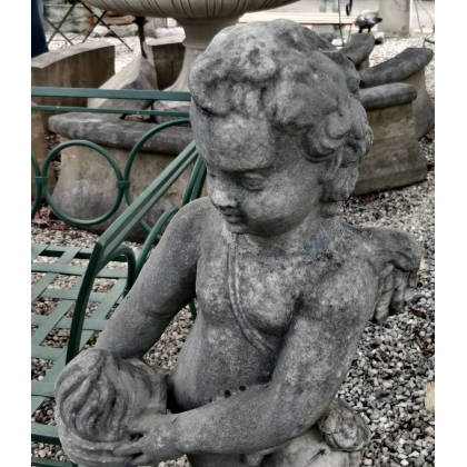 Cherub-Skulptur aus weißem Carrara-Marmor bei  Moinat SA  – Antiquitäten und Dekoration