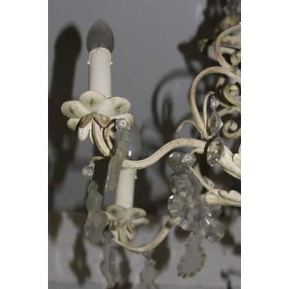 Lustre en fer peint blanc et cristaux, à 6 bras
