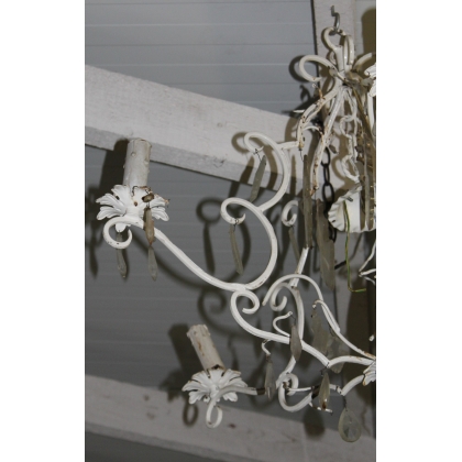 Lustre en fer peint blanc et cristaux, à 5 bras