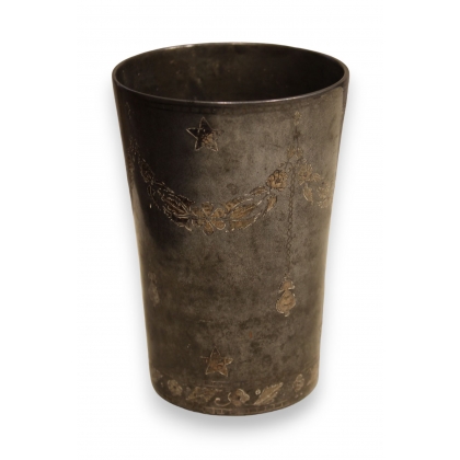 Gobelet en fonte avec incrustations d'argent
