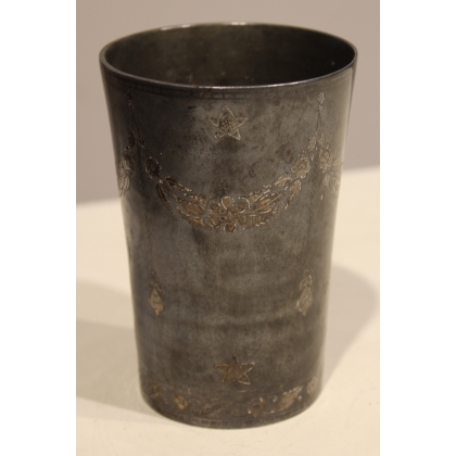 Gobelet en fonte avec incrustations d'argent
