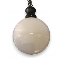 Lustre boule en opaline blanche