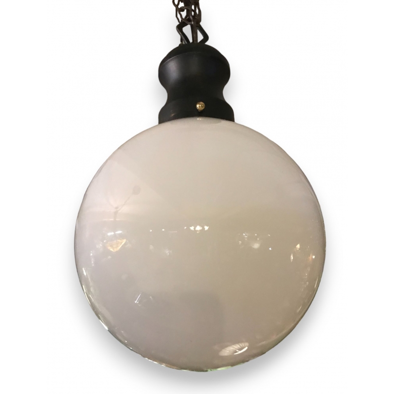 Lustre boule en opaline blanche