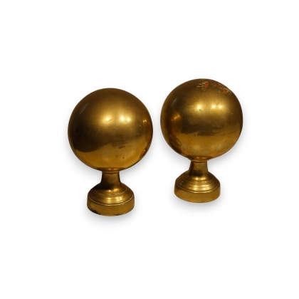 Paire de boules d\'escalier en laiton
