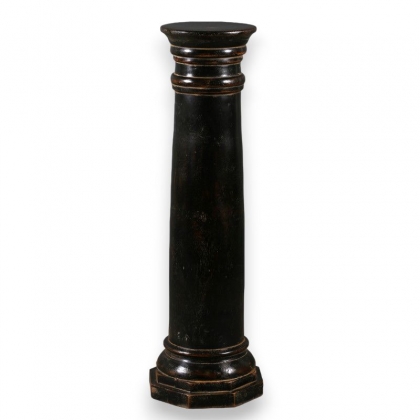 Grande colonne en bois tourné et patinée noire