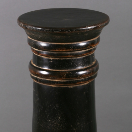 Grande colonne en bois tourné et patinée noire