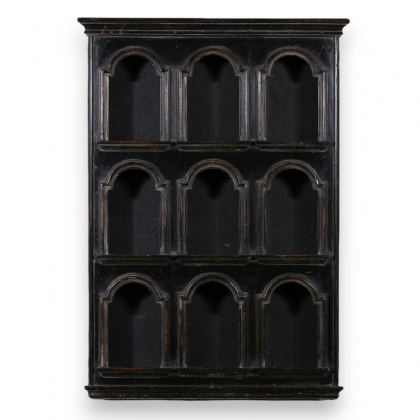 Etagère à ouvertures archées