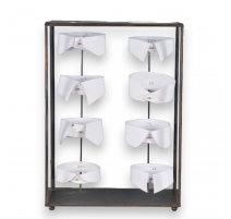 Vitrine avec une collection de 8 cols de chemise