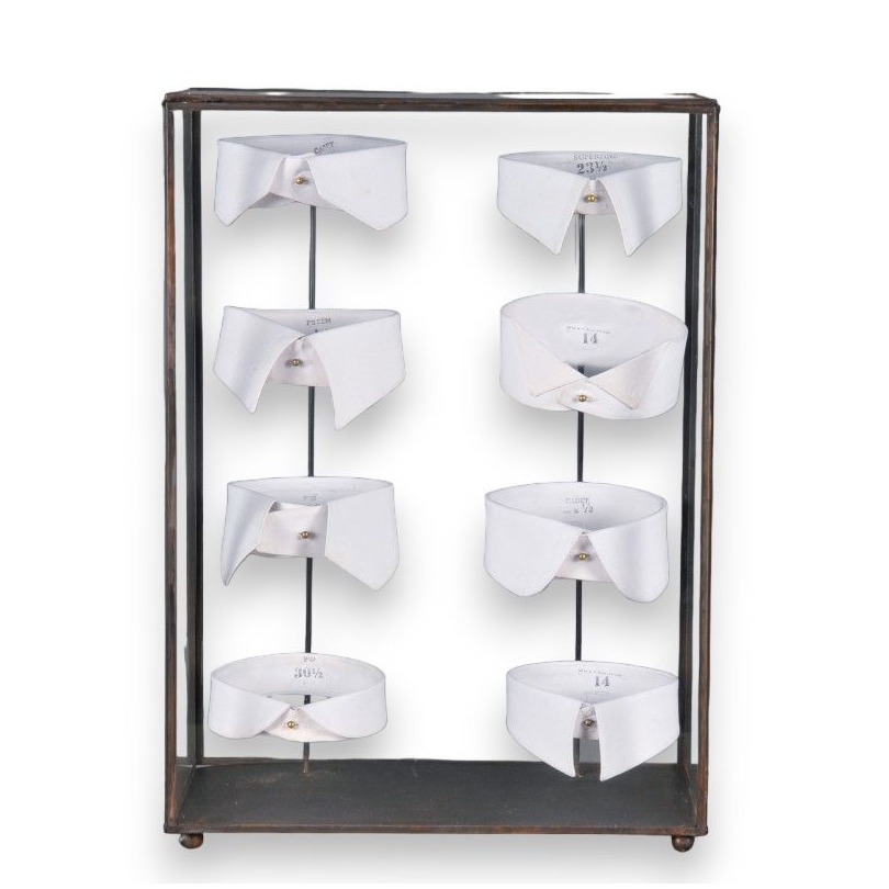 Vitrine avec une collection de 8 cols de chemise