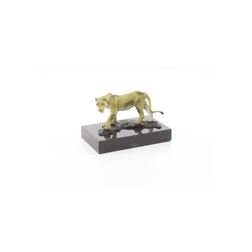 Bronze polychrome Lionne, socle en marbre