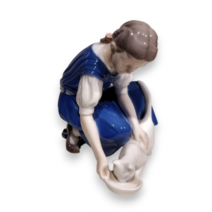 Goupe en porcelaine \"Fille et chat\" B&G