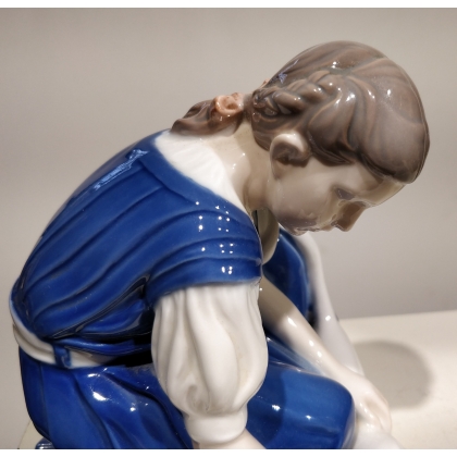 Goupe en porcelaine \"Fille et chat\" B&G