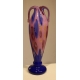 Vase en verre bleu et rose signé A DELATTE