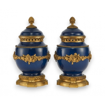 Paire de pots-pourris style Louis XVI bleus
