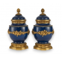 Paire de pots-pourris style Louis XVI bleus