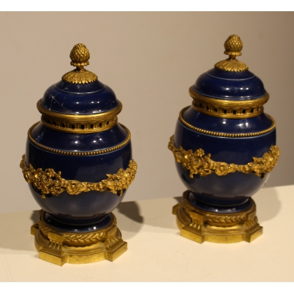 Paire de pots-pourris style Louis XVI bleus