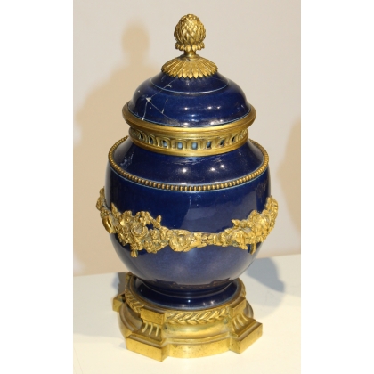 Paire de pots-pourris style Louis XVI bleus