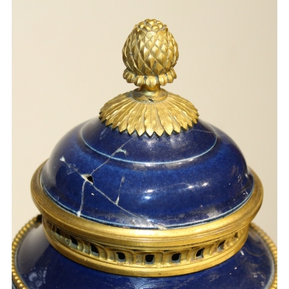 Paire de pots-pourris style Louis XVI bleus