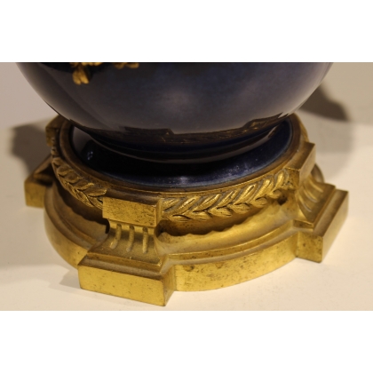 Paire de pots-pourris style Louis XVI bleus
