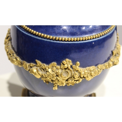 Paire de pots-pourris style Louis XVI bleus
