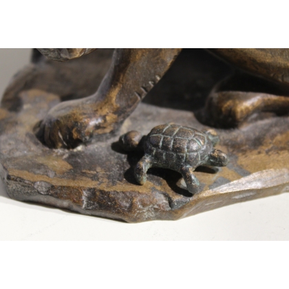 Bronze Chat jouant avec une tortue