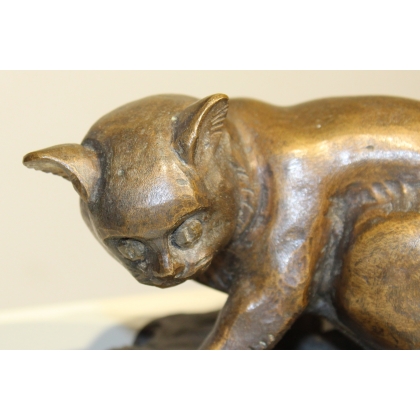 Bronze Chat jouant avec une tortue