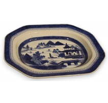 Plat en porcelaine bleu et blanc décor paysage
