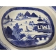 Plat en porcelaine bleu et blanc décor paysage