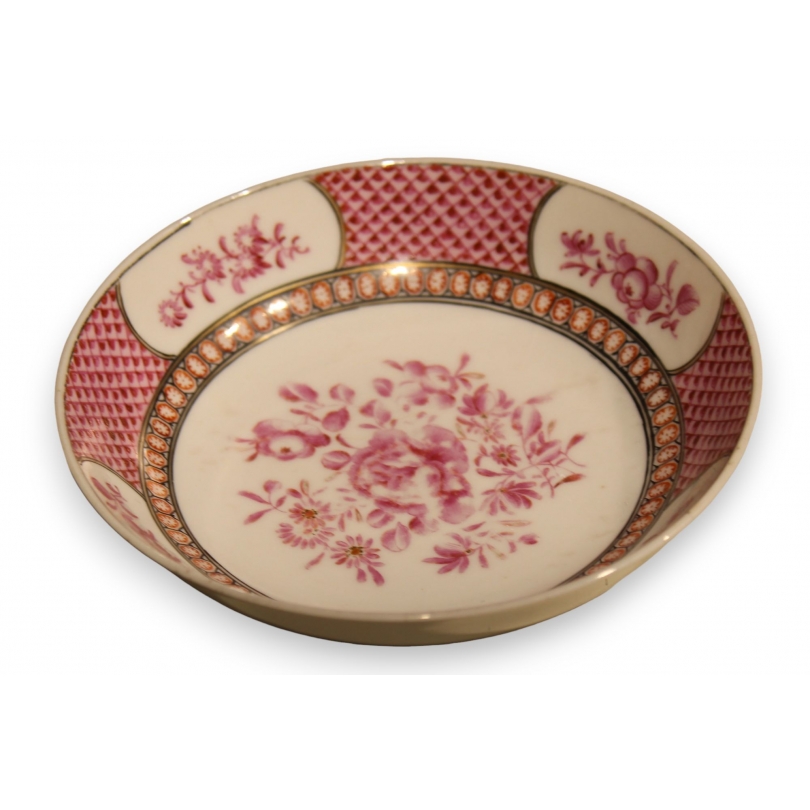 Sous-coupe en porcelaine famille rose