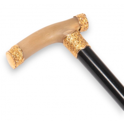Walking stick with a horn handle and pompom fittings