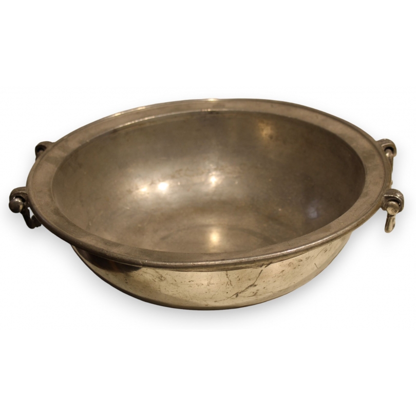 Pewter bowl with handles