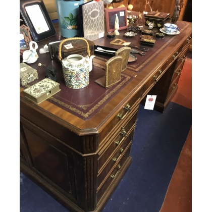 Bureau anglais en acajou, dessus cuir bordeaux