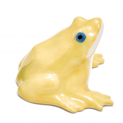 Grenouille en porcelaine jaune signée SANDOZ