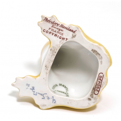 Grenouille en porcelaine jaune signée SANDOZ