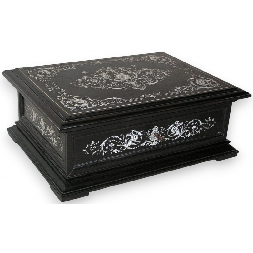 Chest with marquetry inlays at Moinat SA – Antiques and home décor