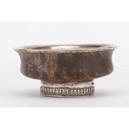 Bol tibétain en bois et argent.