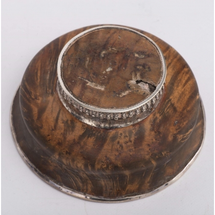 Bol tibétain en bois et argent.