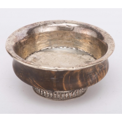 Bol tibétain en bois et argent.
