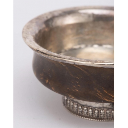 Bol tibétain en bois et argent.