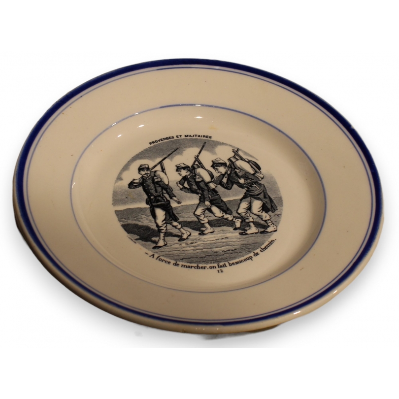 Assiette \"Proverbes et militaires\" de GIEN