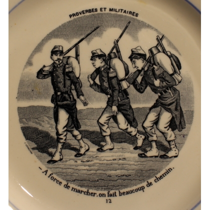 Assiette \"Proverbes et militaires\" de GIEN