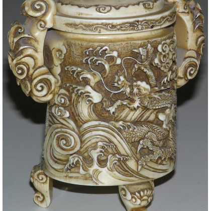 Box with lid. From  Moinat SA  - Antiques and home décor