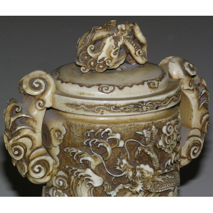 Box with lid. From  Moinat SA  - Antiques and home décor