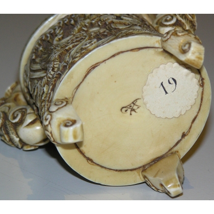 Box with lid. From  Moinat SA  - Antiques and home décor