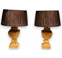 Paire de lampes en bois brut, abat-jour brun