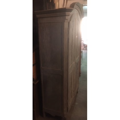  Armoire Louis XVI à chapeau de gendarme, laquée sur  Moinat SA  - Antiquités décoration
